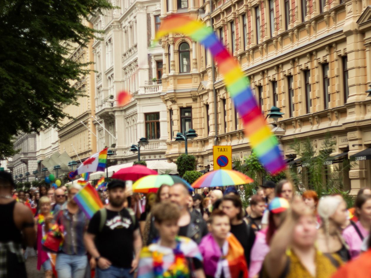 Helsinki Pride -kulkue 2024 Helsingin keskustassa